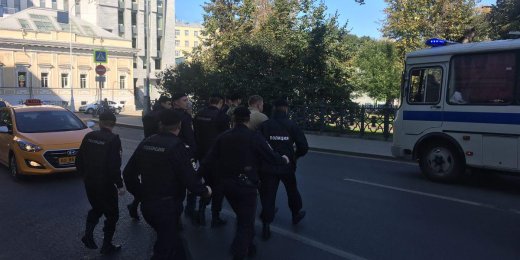 Задержания на шествии «Антикапитализм 2017» в Москве